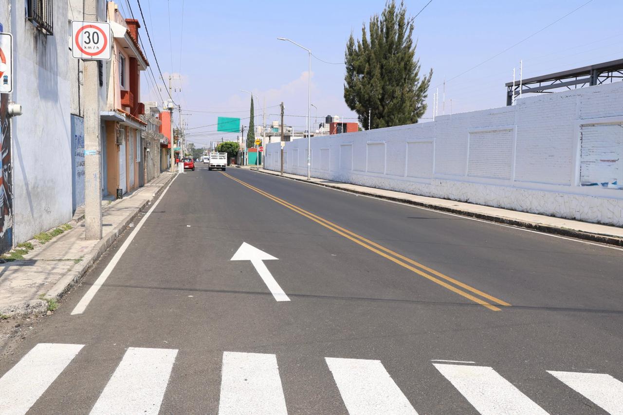 Maquinaria trabaja en la rehabilitación de una vialidad en Puebla