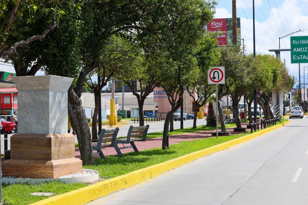 Maquinaria trabaja en la rehabilitación de una vialidad en Puebla