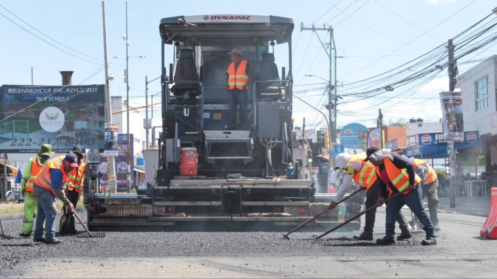 Maquinaria de pavimentación utilizada para rehabilitar vialidades en Puebla