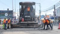 Maquinaria de pavimentación utilizada para rehabilitar vialidades en Puebla