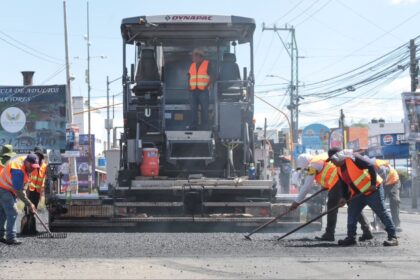 Maquinaria de pavimentación utilizada para rehabilitar vialidades en Puebla