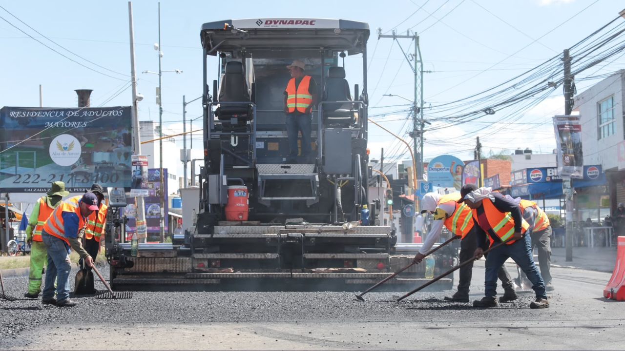 Maquinaria de pavimentación utilizada para rehabilitar vialidades en Puebla