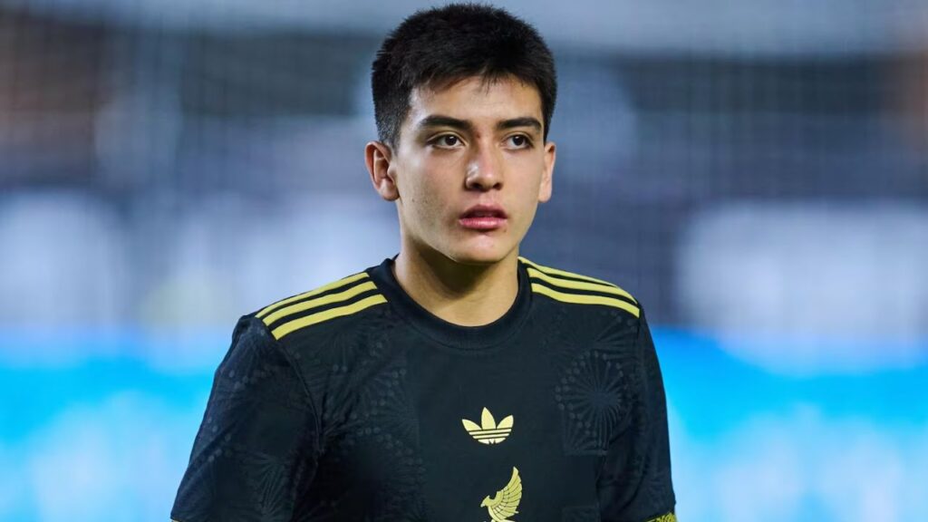 Gilberto Mora se gradúa de preparatoria tras brillar en el Mundial 2026