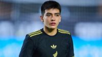 Gilberto Mora se gradúa de preparatoria tras brillar en el Mundial 2026