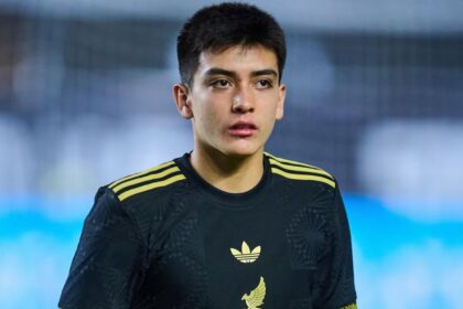 Gilberto Mora se gradúa de preparatoria tras brillar en el Mundial 2026