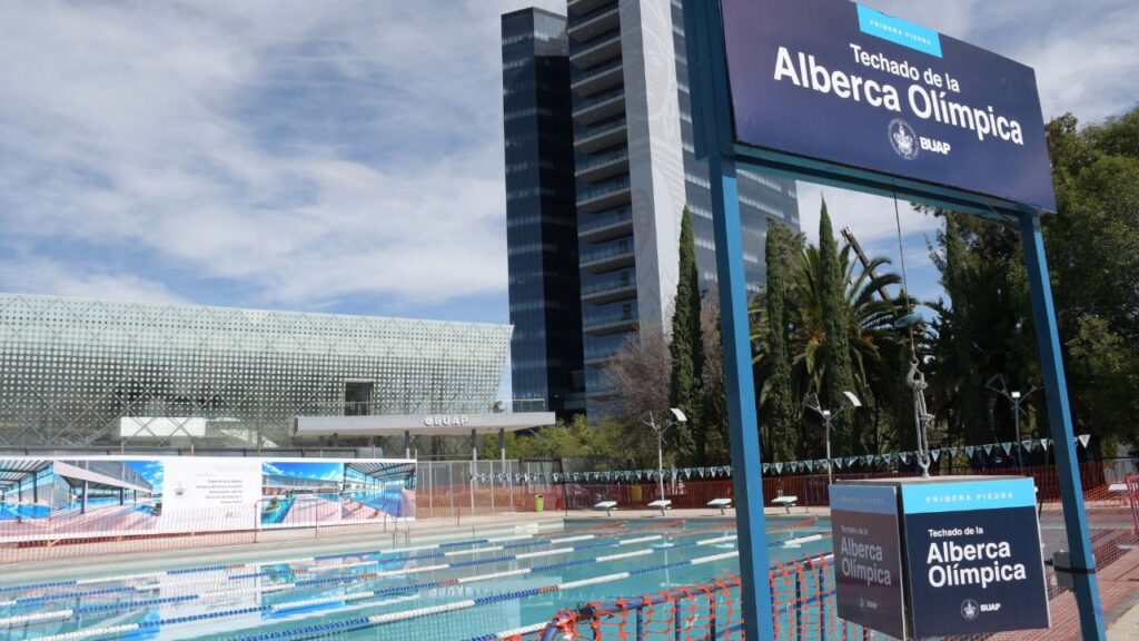 BUAP moderniza alberca olímpica con nueva cubierta