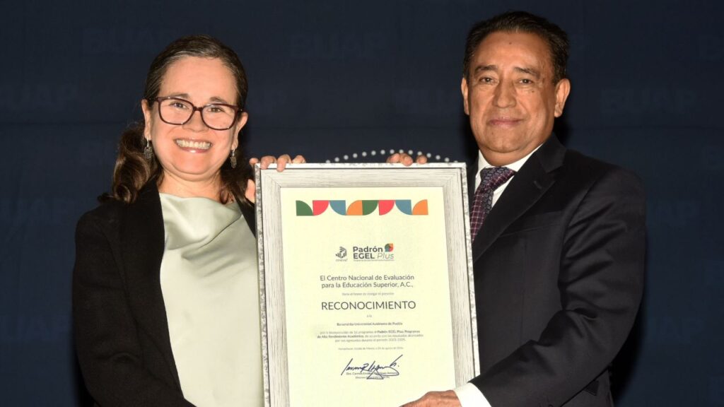 BUAP reconoce a 115 egresados con Premio Ceneval