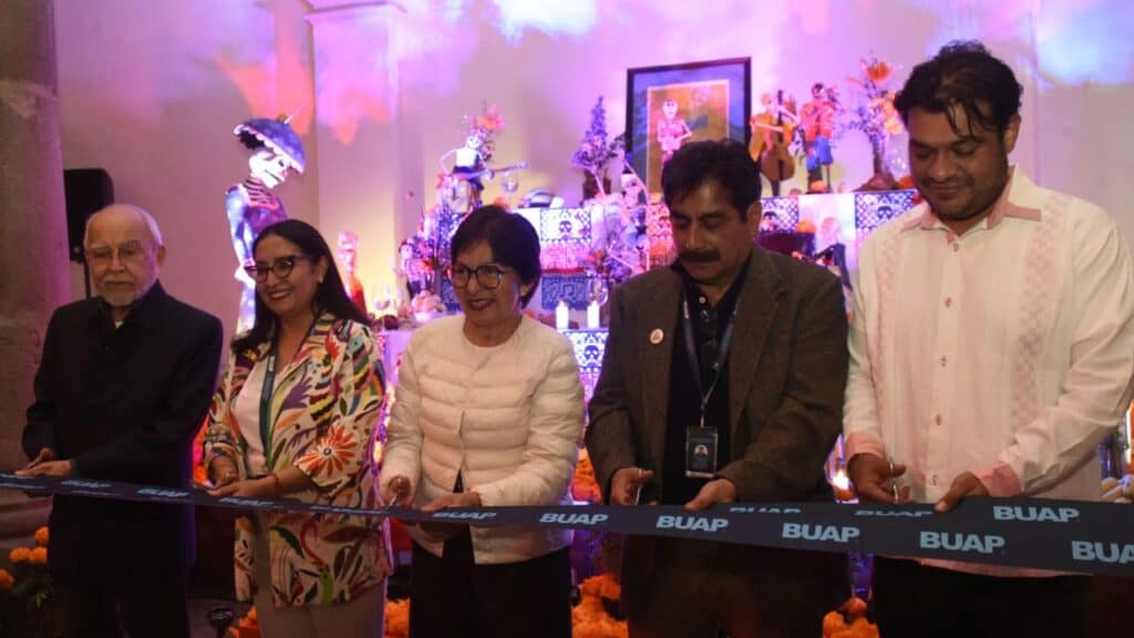BUAP inaugura ofrenda dedicada a artistas universitarios