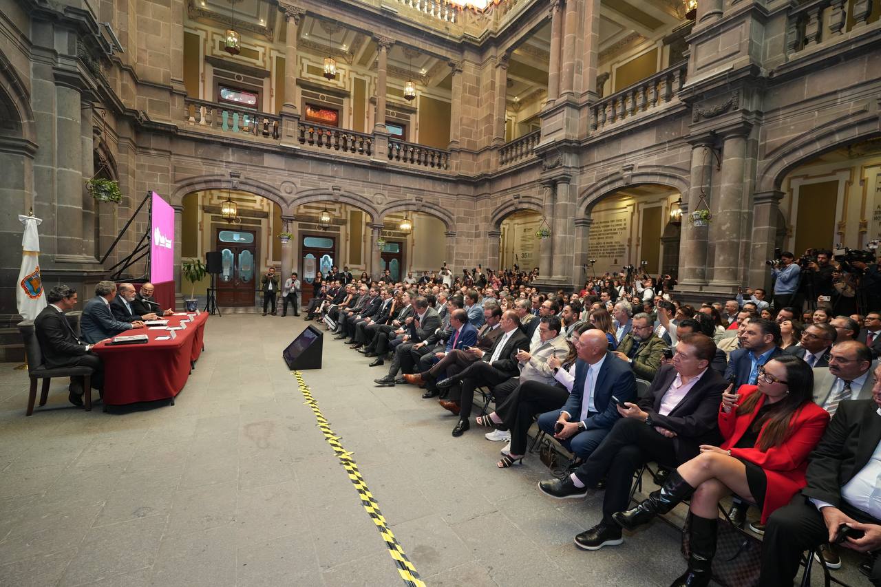 Carlos Slim recibe reconocimiento de Visitante Distinguido durante anuncio de inversión para Puebla