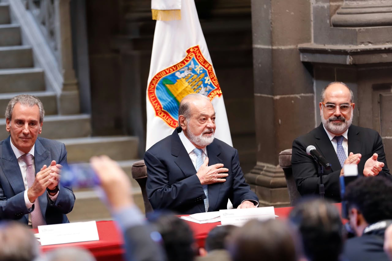 Carlos Slim recibe reconocimiento de Visitante Distinguido durante anuncio de inversión para Puebla