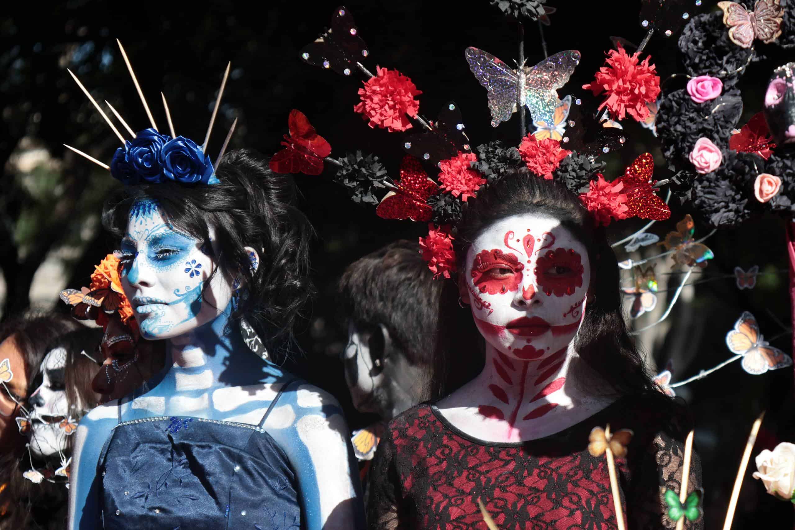 Más de 100 catrinas llenan de color y tradición el Zócalo de Puebla