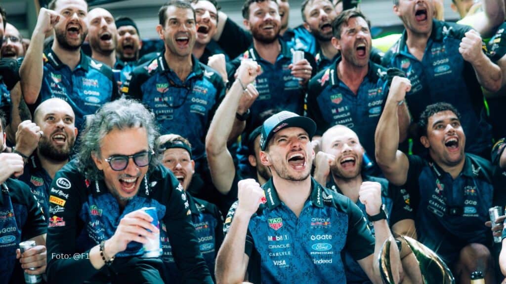 Verstappen conquista Singapur y Antonelli se acerca al título